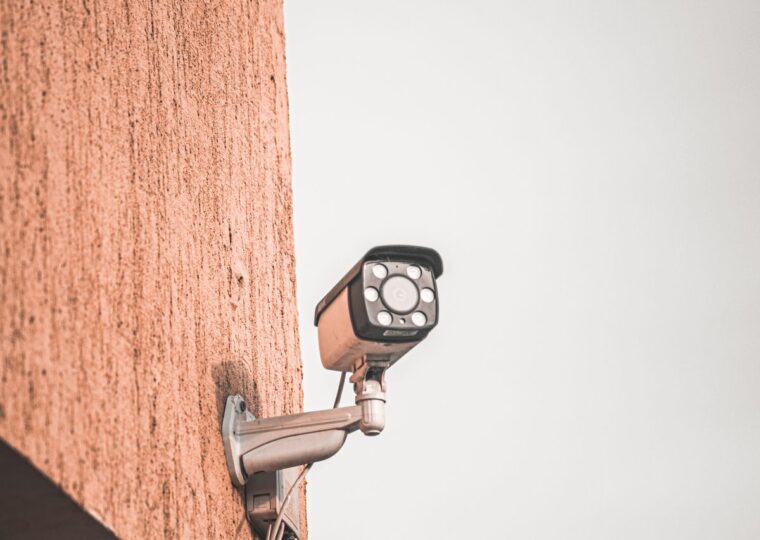كاميرا مراقبة خارجية مثبتة على ذراع بجدار مبنى